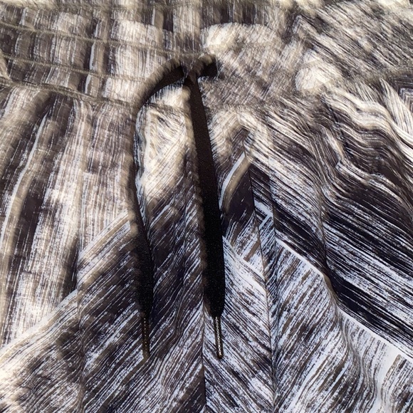 Lululemon Namaskar Pant II in Heat Wave White Black - Picture 8 of 11